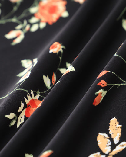 Schwarzes Blumenkleid mit Rüschen und Spaghettiträgern im Maxi-Format