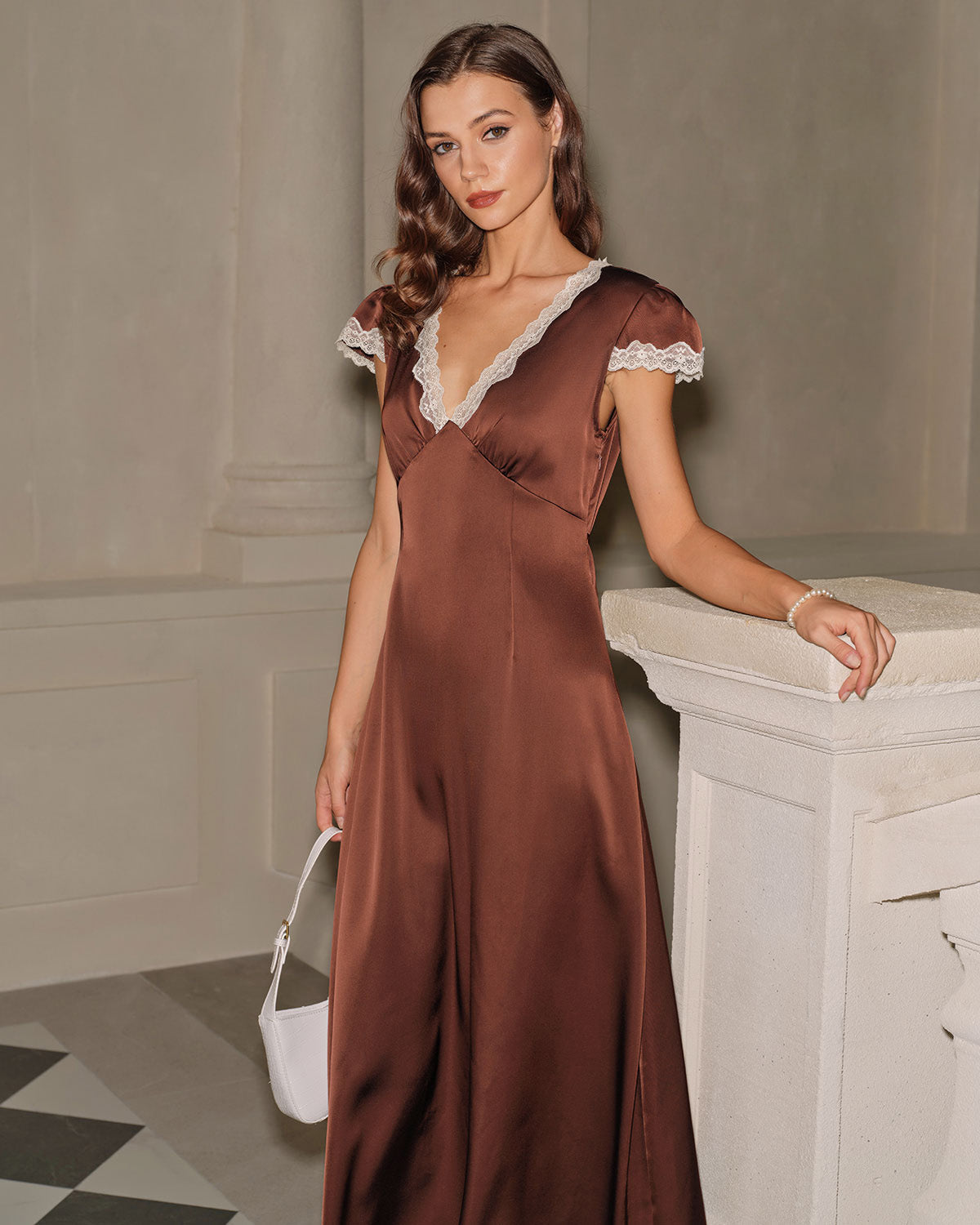 Braunes Satin-V-Ausschnitt-Spitzen-Maxi-Kleid